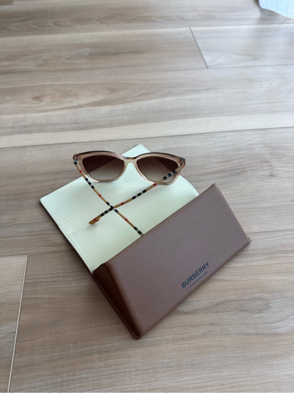 Burberry Sunglasses - Picture 7 of 7